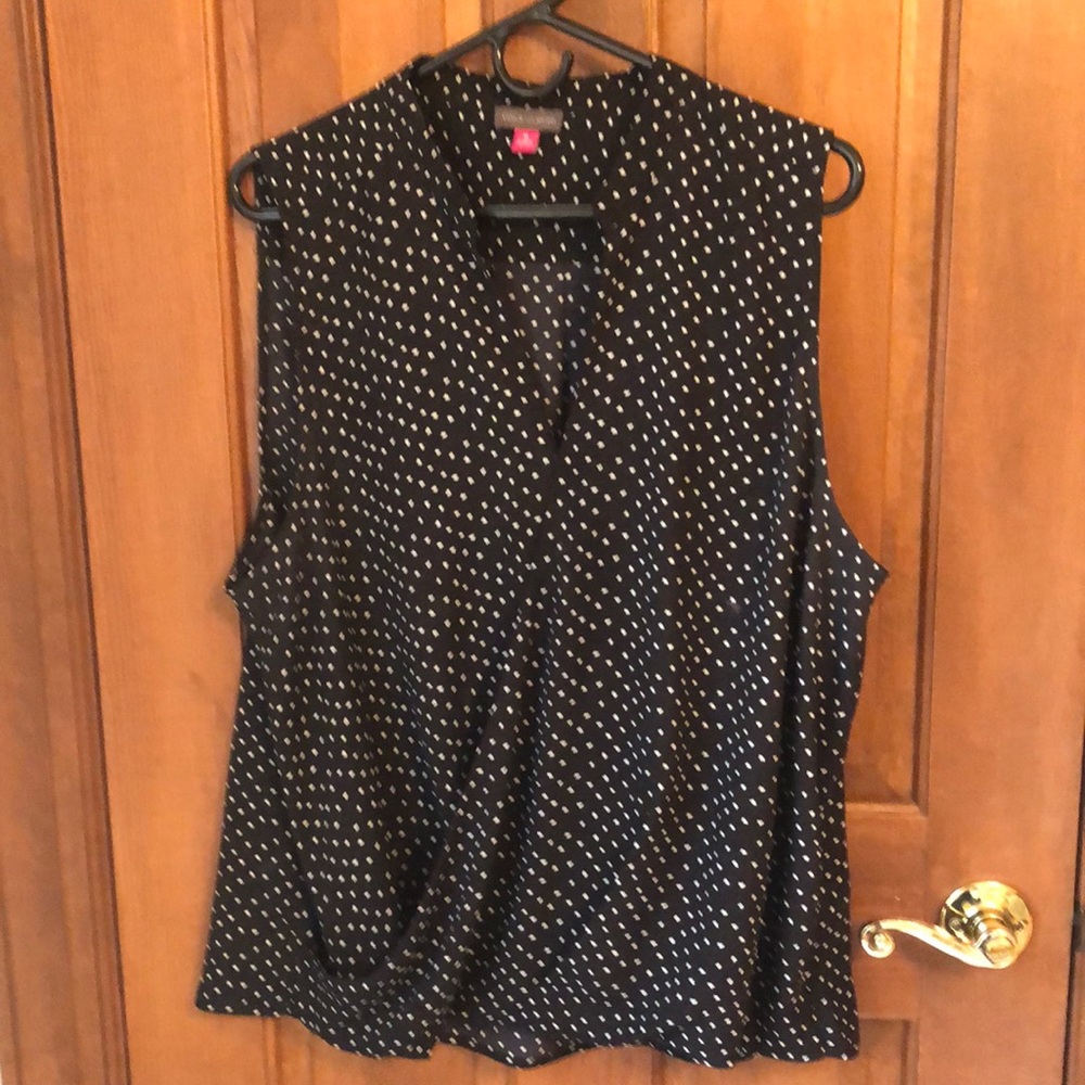 Women’s Vince Camuto V-neck sleeveless black and white top. Extra large